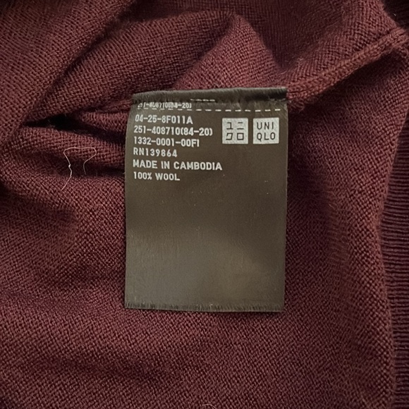 Uniqlo 100% fine wool v neck sweater. - Picture 4 of 6